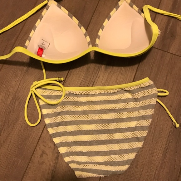 Bikini - Picture 2 of 3